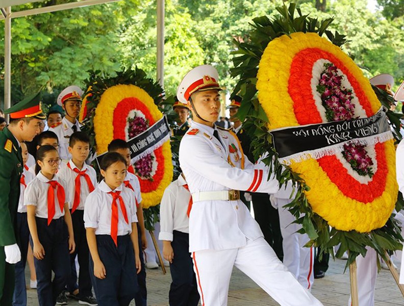 Đại biểu thanh thiếu nhi cả nước viếng Chủ tịch nước Trần Đại Quang